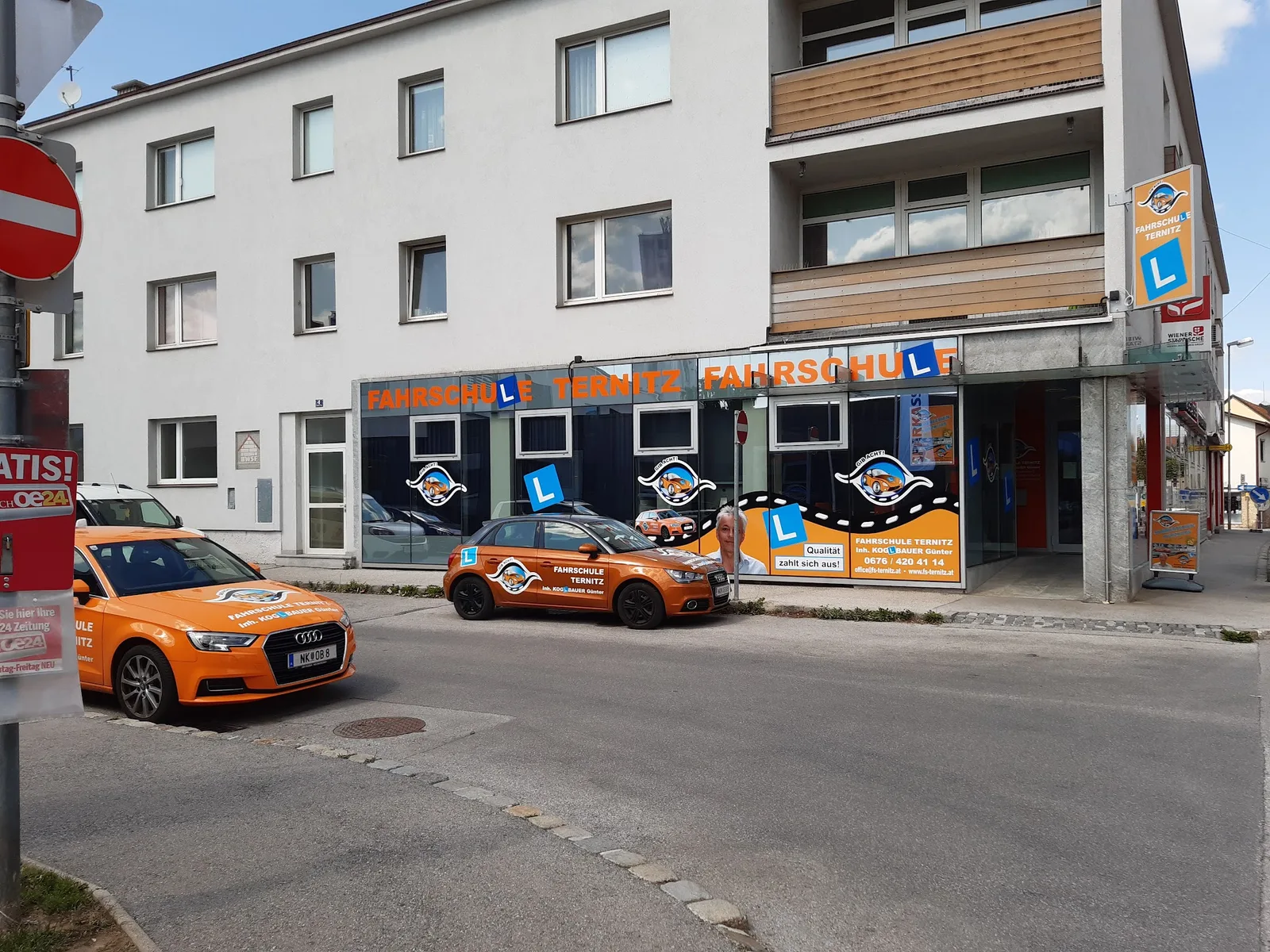 Außenansicht des beschrifteten Standorts der Fahrschule Ternitz