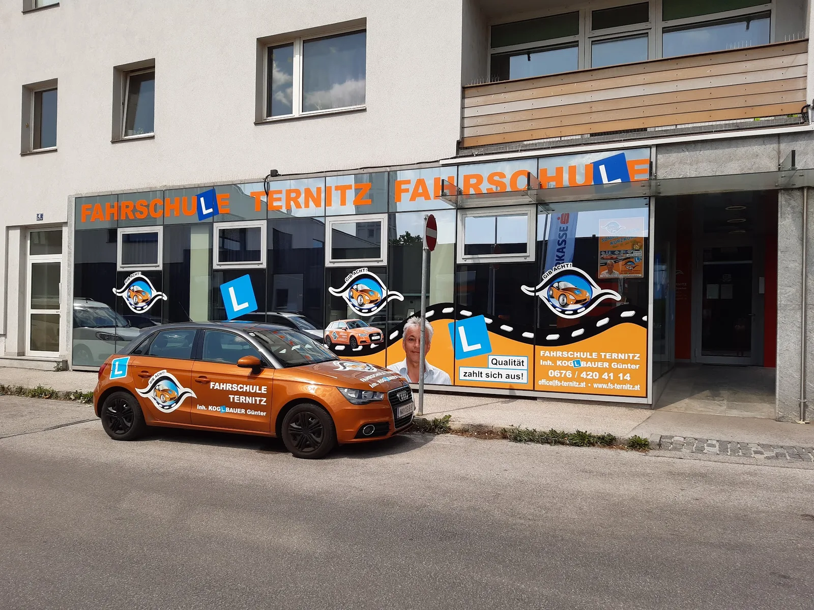Standort der Fahrschule Ternitz mit einem Fahrschulauto