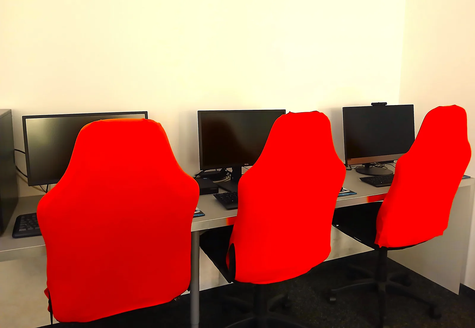 PC-Schulungsplätze mit orangefarbenen Stühlen