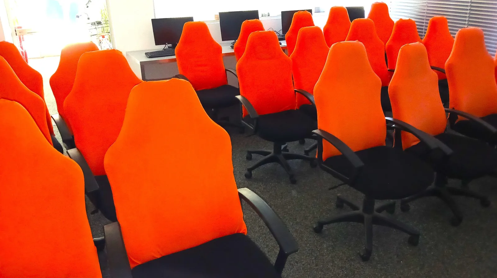 Kursraum der Fahrschule Ternitz mit PC-Arbeitsplätzen
